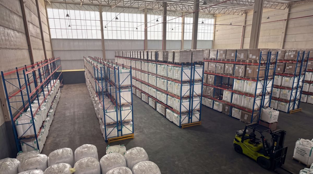 Armazém Brasfreight com estantes porta-paletes e empilhadeira Clark em Hortolândia SP