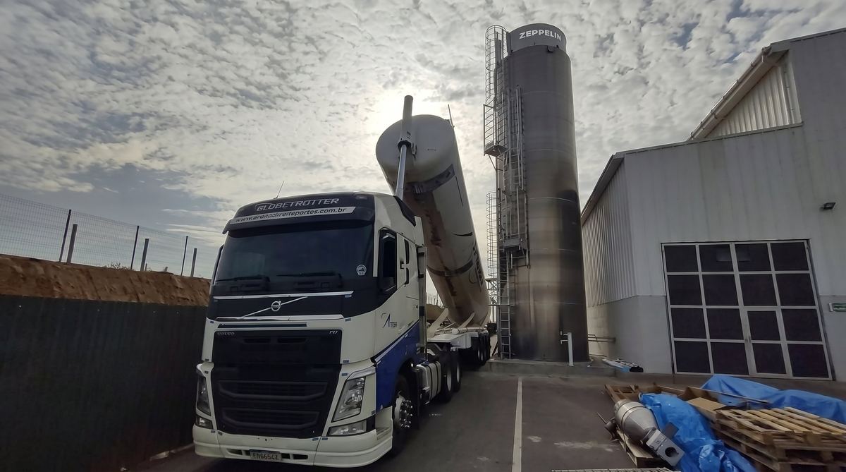 Equipe Brasfreight operando empilhadeira para movimentação de big bags em centro logístico